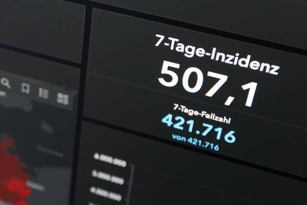 Dashboard des RKI, die 7-Tage-Inzidenz liegt nun bei 507,1 7-Tage-Inzidenz, Dashboard des RKI auf einem Monitor am 11.05.2022 in Siegen Deutschland.