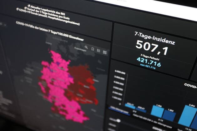 Dashboard des RKI, die 7-Tage-Inzidenz liegt nun bei 507,1 7-Tage-Inzidenz, Dashboard des RKI auf einem Monitor am 11.05.2022 in Siegen Deutschland.