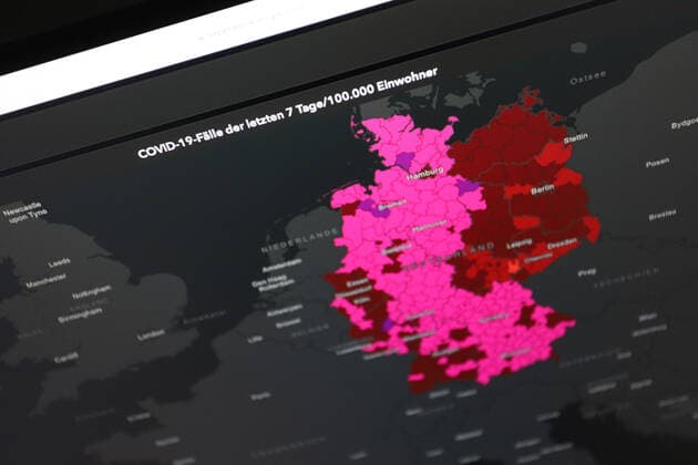 Dashboard des RKI, die 7-Tage-Inzidenz liegt nun bei 507,1 7-Tage-Inzidenz, Dashboard des RKI auf einem Monitor am 11.05.2022 in Siegen Deutschland.