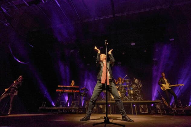 Jim Kerr von den Simple Minds live bei einem Konzert der Celebrating 40 Years of Hits -Tour in der Swiss Life Hall. Hannover, 10.05.2022