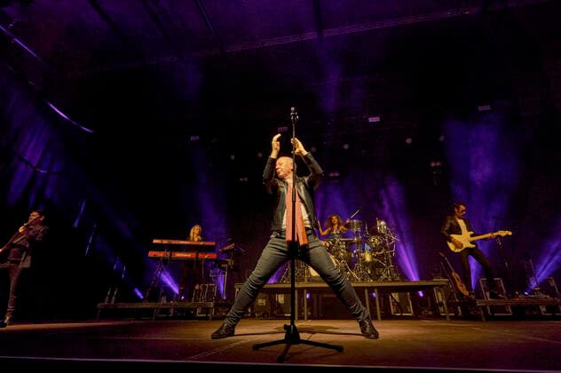Jim Kerr von den Simple Minds live bei einem Konzert der Celebrating 40 Years of Hits -Tour in der Swiss Life Hall. Hannover, 10.05.2022