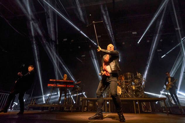 Entertainment Bilder des Tages Jim Kerr von den Simple Minds live bei einem Konzert der Celebrating 40 Years of Hits -Tour in der Swiss Life Hall. Hannover, 10.05.2022 *** Jim Kerr of Simple Minds live at a concert of the Celebrating 40 Years of Hits Tour at the Swiss Life Hall Hannover, 10 05 2022 Foto:xU.xStammx xFuturexImage