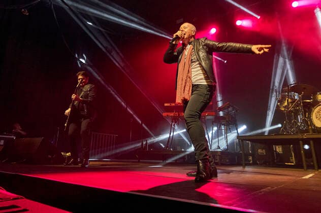 Charlie Burchill und Jim Kerr von den Simple Minds live bei einem Konzert der Celebrating 40 Years of Hits -Tour in der Swiss Life Hall. Hannover, 10.05.2022
