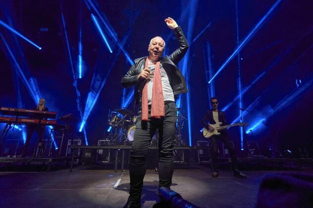 Jim Kerr von den Simple Minds live bei einem Konzert der Celebrating 40 Years of Hits -Tour in der Swiss Life Hall. Hannover, 10.05.2022