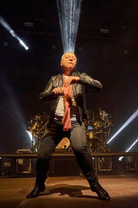 Jim Kerr von den Simple Minds live bei einem Konzert der Celebrating 40 Years of Hits -Tour in der Swiss Life Hall. Hannover, 10.05.2022