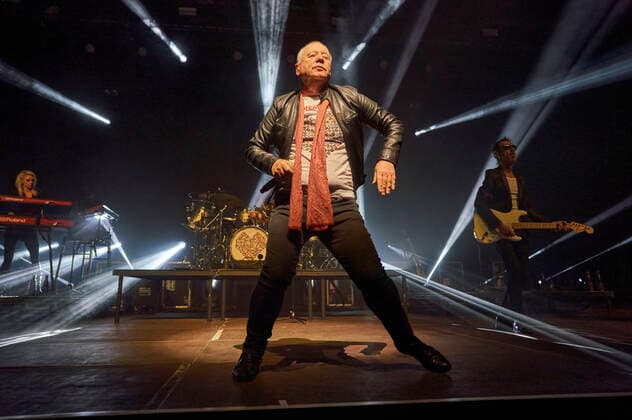 Jim Kerr von den Simple Minds live bei einem Konzert der Celebrating 40 Years of Hits -Tour in der Swiss Life Hall. Hannover, 10.05.2022