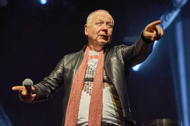 Jim Kerr von den Simple Minds live bei einem Konzert der Celebrating 40 Years of Hits -Tour in der Swiss Life Hall. Hannover, 10.05.2022