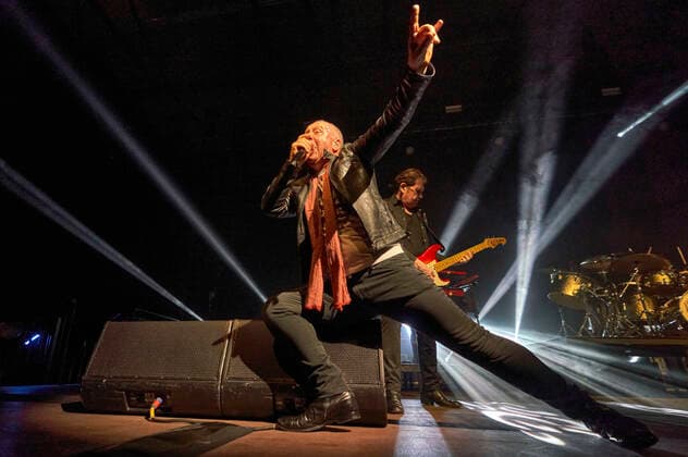 Jim Kerr von den Simple Minds live bei einem Konzert der Celebrating 40 Years of Hits -Tour in der Swiss Life Hall. Hannover, 10.05.2022