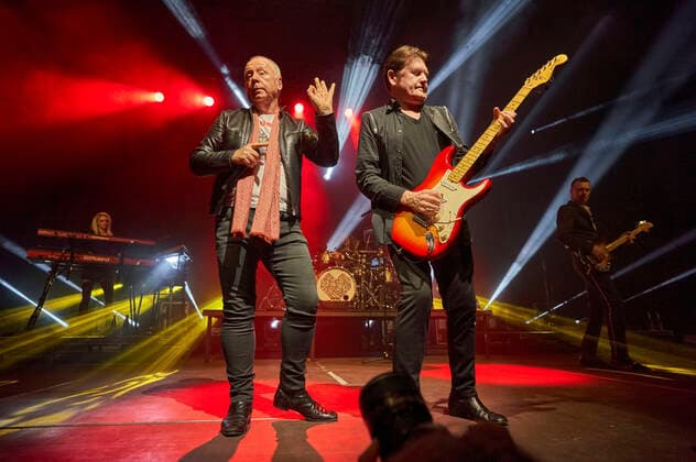 Jim Kerr und Charlie Burchill von den Simple Minds live bei einem Konzert der Celebrating 40 Years of Hits -Tour in der Swiss Life Hall. Hannover, 10.05.2022