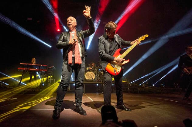Jim Kerr und Charlie Burchill von den Simple Minds live bei einem Konzert der Celebrating 40 Years of Hits -Tour in der Swiss Life Hall. Hannover, 10.05.2022