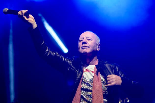 Jim Kerr von den Simple Minds live bei einem Konzert der Celebrating 40 Years of Hits -Tour in der Swiss Life Hall. Hannover, 10.05.2022