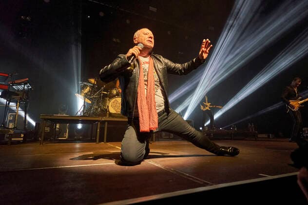 Jim Kerr von den Simple Minds live bei einem Konzert der Celebrating 40 Years of Hits -Tour in der Swiss Life Hall. Hannover, 10.05.2022