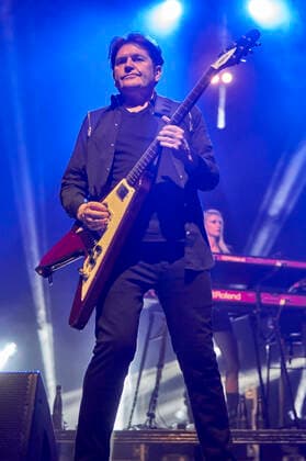 Charlie Burchill von den Simple Minds live bei einem Konzert der Celebrating 40 Years of Hits -Tour in der Swiss Life Hall. Hannover, 10.05.2022