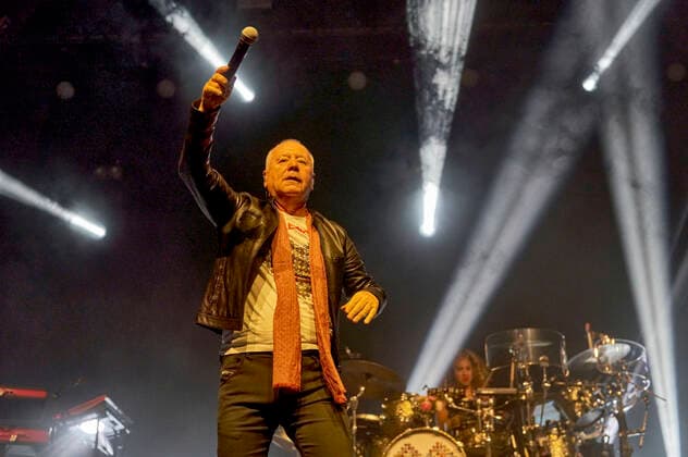 Jim Kerr von den Simple Minds live bei einem Konzert der Celebrating 40 Years of Hits -Tour in der Swiss Life Hall. Hannover, 10.05.2022