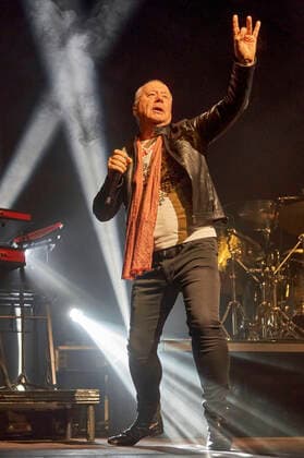 Jim Kerr von den Simple Minds live bei einem Konzert der Celebrating 40 Years of Hits -Tour in der Swiss Life Hall. Hannover, 10.05.2022