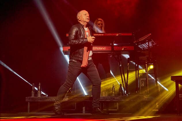Jim Kerr von den Simple Minds live bei einem Konzert der Celebrating 40 Years of Hits -Tour in der Swiss Life Hall. Hannover, 10.05.2022