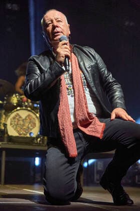 Jim Kerr von den Simple Minds live bei einem Konzert der Celebrating 40 Years of Hits -Tour in der Swiss Life Hall. Hannover, 10.05.2022