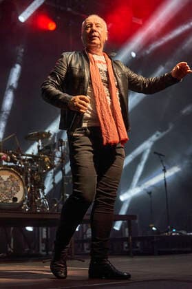 Jim Kerr von den Simple Minds live bei einem Konzert der Celebrating 40 Years of Hits -Tour in der Swiss Life Hall. Hannover, 10.05.2022