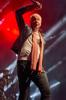 Jim Kerr von den Simple Minds live bei einem Konzert der Celebrating 40 Years of Hits -Tour in der Swiss Life Hall. Hannover, 10.05.2022