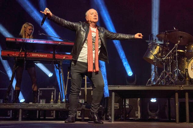 Jim Kerr von den Simple Minds live bei einem Konzert der Celebrating 40 Years of Hits -Tour in der Swiss Life Hall. Hannover, 10.05.2022