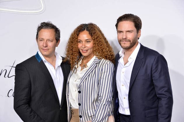 Bilder des Jahres 2022, Entertainment 05 Mai Entertainment Bilder des Tages Tristan Puetter , Joy Denalane und Daniel Bruehl Montblanc Haus Opening Event Haus Montblanc Hamburg 10.05.2022 *** Tristan Puetter , Joy Denalane and Daniel Bruehl Montblanc House Opening Event House Montblanc Hamburg 10 05 2022