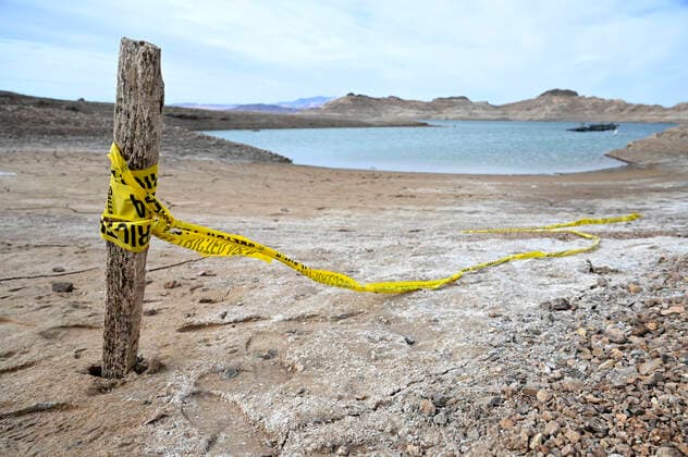 IMAGO Nature: Unsere Erde, Klimawandel, Dürren Bilder des Jahres 2022, News 05 Mai News Bilder des Tages May 10, 2022 - Lake Mead National Recreation Area, Nevada, U.S. - Caution tape remains at the site where human remains were found in a barrel along her shoreline of Lake Mead after the waterline dropped at the Lake Mead National Recreation Area, May 10, 2022, near Las Vegas, Nev. The U.S. Bureau of Reclamation reported that Lake Mead, North America s largest artificial reservoir, has dropped to about 1,052 feet above sea level, the lowest it s been since being filled in 1937 after the construction of the Hoover Dam. Two sets of human remains have been discovered recently as the lake continues to recede. The declining water levels are a result of a climate change-fueled megadrought coupled with increased water demands in the Southwestern Un - ZUMAbk3_ 20220510_zaf_bk3_011 Copyright: xDavidxBeckerx