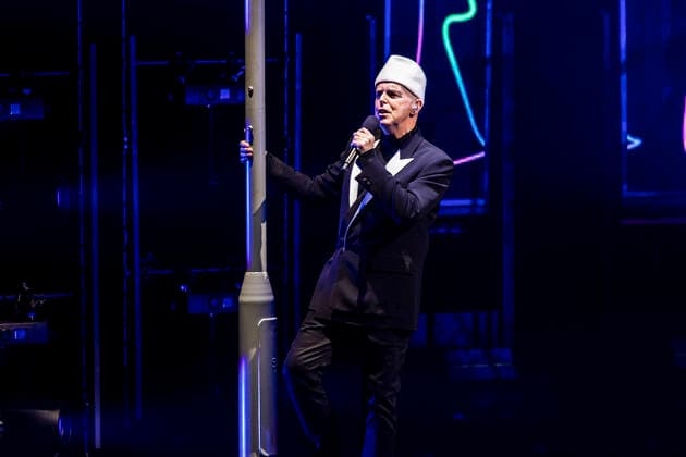 Bilder des Jahres 2022, Entertainment 05 Mai Entertainment Bilder des Tages Pet Shop Boys Perform In Milan Neil Tennant of Pet Shop Boys performs live at Teatro Degli Arcimboldi on May 10, 2022 in Milan, Italy. Milan Milan Italy  Copyright: xRobertoxFiniziox originalFilename: finizio-petshopb220510_nppKm.jpg