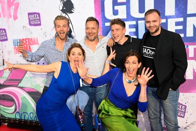 Bilder des Jahres 2022, Entertainment 05 Mai Entertainment Bilder des Tages Niklas Osterloh, Gisa Zach, Lars Pape, Lennart Borchert, Ulrike Frank und Patrick Heinrich bei der GZSZ Party 30 Jahre GZSZ im GZSZ Außenset an der Orenstein-&-Koppel-Straße. Potsdam, 10.05.2022 *** Niklas Osterloh, Gisa Zach, Lars Pape, Lennart Borchert, Ulrike Frank and Patrick Heinrich at the GZSZ party 30 years GZSZ in the GZSZ outdoor set at the Orenstein Koppel Straße Potsdam, 10 05 2022 Foto:xF.xKernx xFuturexImage
