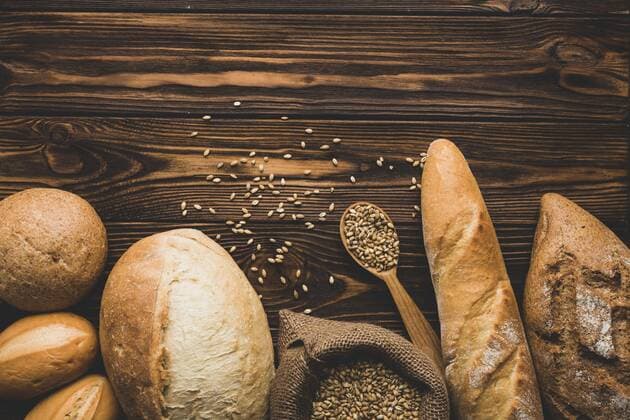  Assortment bread loaves wood *** Assortment bread loaves wood Copyright: imageBROKER/OleksandrxLatkun ibxole08264776.jpg