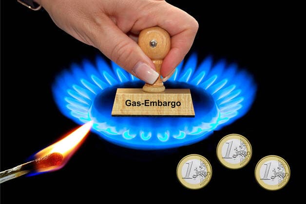 Streichholz zündet Gasofen an, Gaslieferungen aus Russland nur gegen russische Rubel, Energiekrise, Embargo, Erdgas, Nord Stream 2, Pipeline, steigende Energiekosten, Gasembargo, Gas-Embargo, 1-Euzro-Münzen, McPKST *** Match lights gas stove, gas supplies from Russia only against Russian rubles, energy crisis, embargo, natural gas, Nord Stream 2, pipeline, rising energy costs, gas embargo, gas embargo, 1 Euzro coins, McPKST McPKST