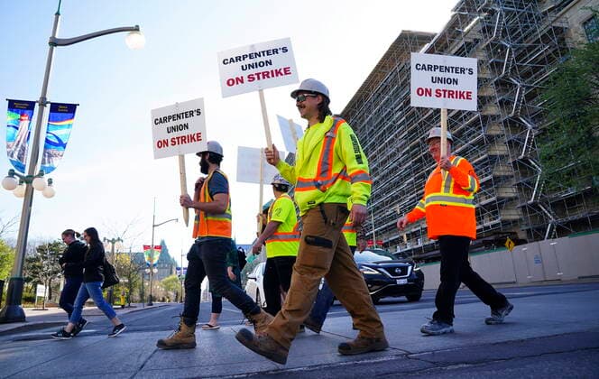 Kanada, Handwerker-Streik in Ottawa May 11, 2022, Ottawa, Ontario, Canada: Unionized commercial carpenters from the Ontario Chapter of the United Brotherhood of Carpenters and Joiners of America, picket in Ottawa on Wednesday, May 11, 2022. Ottawa Canada  - ZUMAc35_ 20220511_zaf_c35_025 Copyright: xSeanxKilpatrickx
