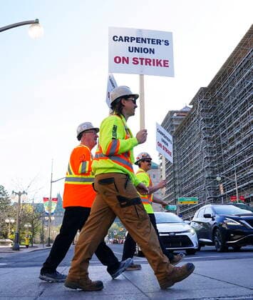 Kanada, Handwerker-Streik in Ottawa May 11, 2022, Ottawa, Ontario, Canada: Unionized commercial carpenters from the Ontario Chapter of the United Brotherhood of Carpenters and Joiners of America picket in Ottawa on Wednesday, May 11, 2022. Ottawa Canada  - ZUMAc35_ 20220511_zaf_c35_026 Copyright: xSeanxKilpatrickx