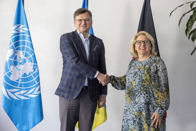 Bilder des Jahres 2022, News 05 Mai News Bilder des Tages Svenja Schulze (SPD), Bundesministerin fuer wirtschaftliche Zusammenarbeit und Entwicklung, trifft den Aussenminister der Ukraine Dmytor Kuleba im BMZ in Berlin, 11.05.2022. Berlin Deutschland *** Svenja Schulze SPD , Federal Minister for Economic Cooperation and Development, meets the Minister of Foreign Affairs of Ukraine Dmytor Kuleba at the BMZ in Berlin, 11 05 2022 Berlin Germany Copyright: xAxelxSchmidt photothek.dex