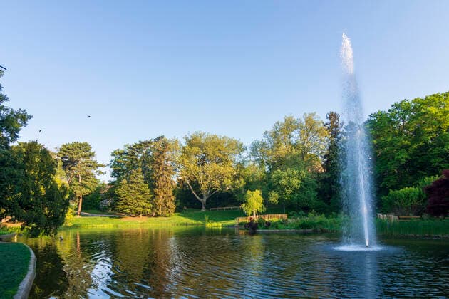 park Türkenschanzpark, pond Auteich with fountain Wien, Vienna Wien Austria 18. Währing