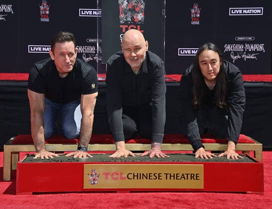 Bilder des Jahres 2022, Entertainment 05 Mai Three members of the alternative rock band The Smashing Pumpkins, Jimmy Chamberlin, Billy Corgan, and Jeff Schroeder (L-R) participate in a handprint ceremony immortalizing them in the forecourt of the TCL Chinese Theatre (formerly Grauman s) in the Hollywood section of Los Angeles on Wednesday, May 11, 2022.  LAP2022051102 JIMxRUYMEN