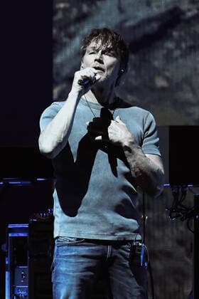 11.05.2022, xlakx, Entertaiment Musik Pop, a-ha emspor, v.l.Die norwegische Band a-ha um Saenger Morten Harket (M) tritt in der Mercedes Benz Arena auf. Deutschlandtournee play hunting high and low . Berlin