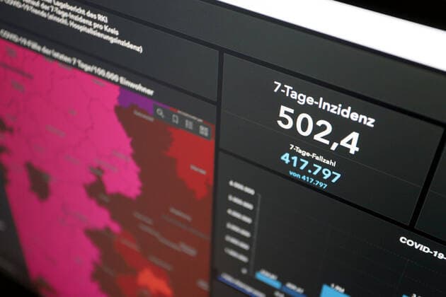 Dashboard des RKI, die 7-Tage-Inzidenz liegt nun bei 502,4 7-Tage-Inzidenz, Dashboard des RKI auf einem Monitor am 12.05.2022 in Siegen Deutschland.