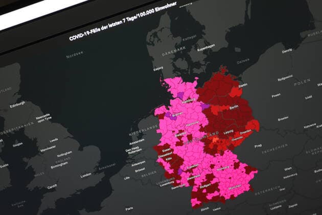 Dashboard des RKI, die 7-Tage-Inzidenz liegt nun bei 502,4 7-Tage-Inzidenz, Dashboard des RKI auf einem Monitor am 12.05.2022 in Siegen Deutschland.