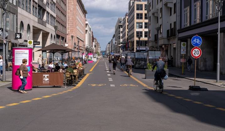 Übersicht verkehrsberuhigte Friedrichstraße in Berlin Mitte mit Passanten Fahradfahrern E-Scooterfahrern Berlin Mitte Berlin Deutschland *** overview traffic calmed Friedrichstraße in Berlin Mitte with pedestrians bicycle riders E scooter riders Berlin Mitte Berlin Germany