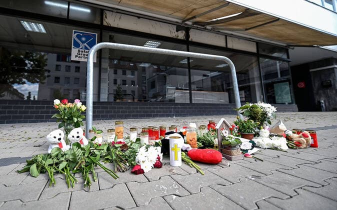 Bilder des Jahres 2022, News 05 Mai News Bilder des Tages Badiucao Austellung in Prag 12.05.2022, xpsx, Lokal Hanau Gedenken 2 tote Kinder v.l. Polizei Spurensicherung Kinder Kind Tot Bruder Schwester, Drama, Mord, Polizeiauto, Kriminalpolizei, Absperrung, Abgesperrt römerstrasse balkon strasse gedenken blumen kerzen trauer gedanke, Hanau Hessen Deutschland (DEU) Hanauer Anzeiger *** 12 05 2022, xpsx, local Hanau commemorate 2 dead children v l police forensics children child dead brother sister, drama, murder, police car, criminal police, cordon off, cordoned off römerstrasse balcony street commemorate flowers candles mourning thought, Hanau Hesse Germany DEU Hanauer Anzeiger