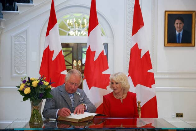 Entertainment Bilder des Tages Badiucao Austellung in Prag . 12 05 2022. London, United Kingdom. Prince Charles and Camilla during a visit to Canada House in London.  xPoolx xi-Imagesx IIM-23400-0009
