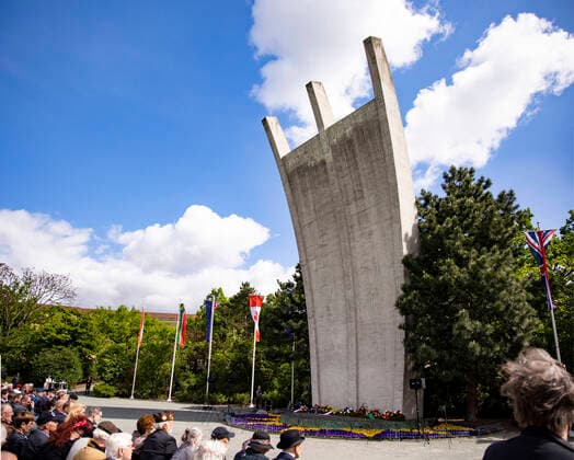 Bilder des Jahres 2022, News 05 Mai News Bilder des Tages Badiucao Austellung in Prag Gedenken zum Ende der Luftbruecke in Berlin am 12. Mai 2022. Gedenken zum Ende der Luftbruecke *** Commemoration of the end of the air bridge in Berlin on 12 May 2022 Commemoration of the end of the air bridge