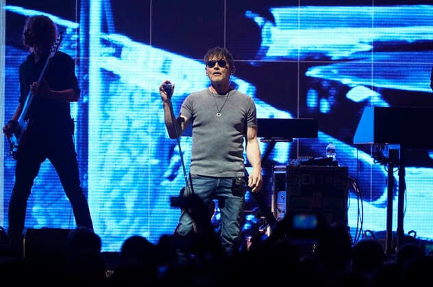 Morten Harket von a-ha live bei einem Konzert der Hunting High and Low -Tour in der Mercedes-Benz Arena. Berlin, 11.05.2022