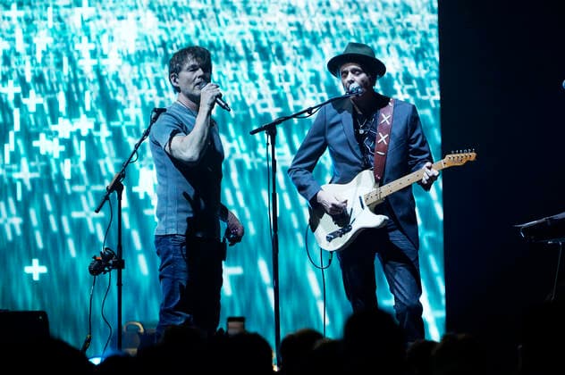 Morten Harket und Pal Waaktaar-Savoy von a-ha live bei einem Konzert der Hunting High and Low -Tour in der Mercedes-Benz Arena. Berlin, 11.05.2022