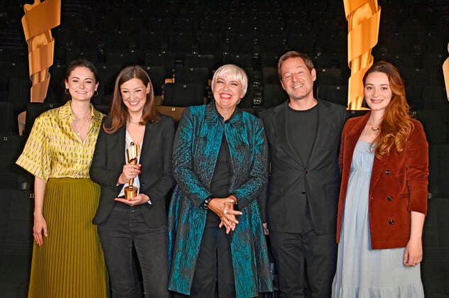 Lea van Acken, Alexandra Maria Lara, Claudia Roth, Florian Gallenberger und Maria Ehrich bei der Bekanntgabe der Nominierungen für den Deutschen Filmpreis 2022 im Kino in der KulturBrauerei. Berlin, 12.05.2022