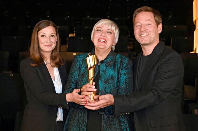 Alexandra Maria Lara, Claudia Roth und Florian Gallenberger bei der Bekanntgabe der Nominierungen für den Deutschen Filmpreis 2022 im Kino in der KulturBrauerei. Berlin, 12.05.2022