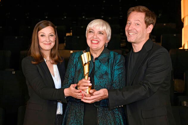 Alexandra Maria Lara, Claudia Roth und Florian Gallenberger bei der Bekanntgabe der Nominierungen für den Deutschen Filmpreis 2022 im Kino in der KulturBrauerei. Berlin, 12.05.2022