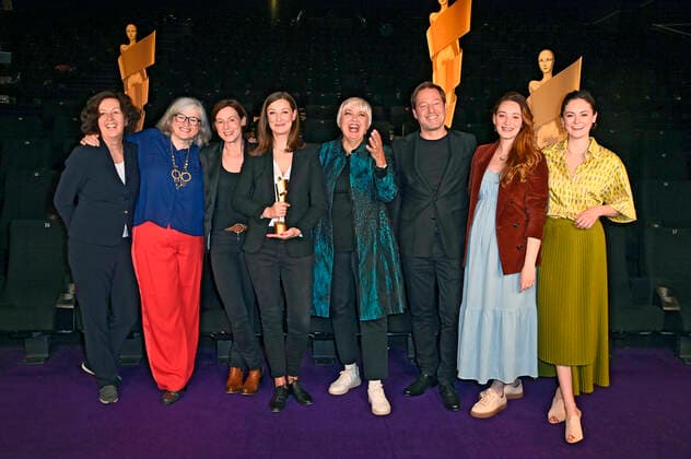 Maria Köpf, Claudia Loewe, Anne Leppin, Alexandra Maria Lara, Claudia Roth, Florian Gallenberger, Maria Ehrich und Lea van Acken bei der Bekanntgabe der Nominierungen für den Deutschen Filmpreis 2022 im Kino in der KulturBrauerei. Berlin, 12.05.2022