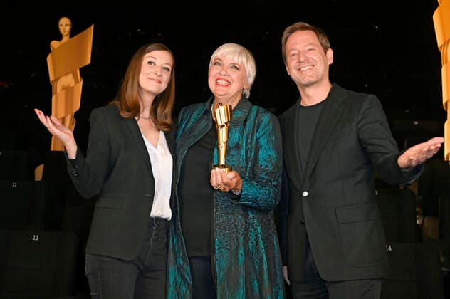 Alexandra Maria Lara, Claudia Roth und Florian Gallenberger bei der Bekanntgabe der Nominierungen für den Deutschen Filmpreis 2022 im Kino in der KulturBrauerei. Berlin, 12.05.2022
