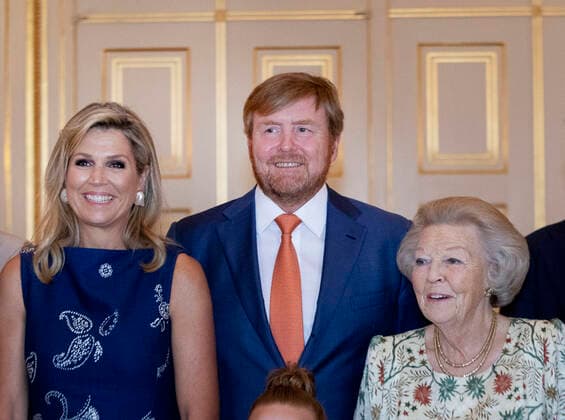 Entertainment Bilder des Tages Badiucao Austellung in Prag 12-05-2022 The Hague King Willem-Alexander, with Queen Maxima and Princess Beatrix, attend the Appeltjes van Oranje, Apples of Orange, award ceremony at Noordeinde palace in The Hague. Â  Copyright: xPPEx